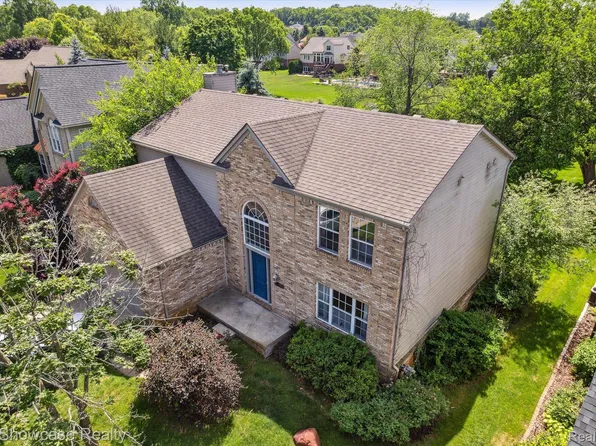5331 Riverwalk Trl, Commerce Twp, MI 48382