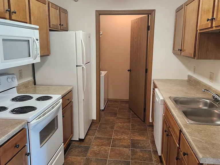 Sunrise Apartments — Photo 16