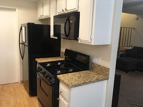 Stainless/black appliances 