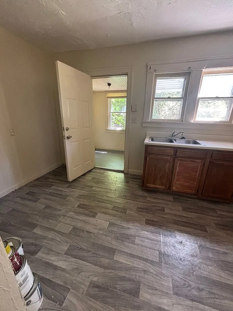 3bd Single Cash Pay/Section 8 — Photo 4