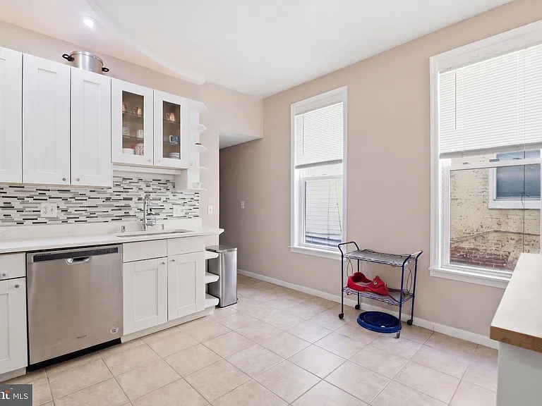 116 W Clement St — Photo 12