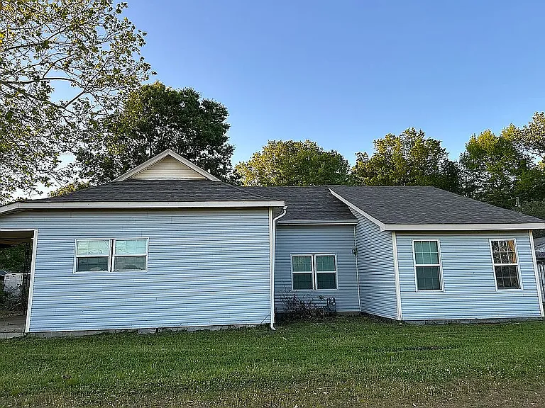 300 Kelly Dr — Photo 1
