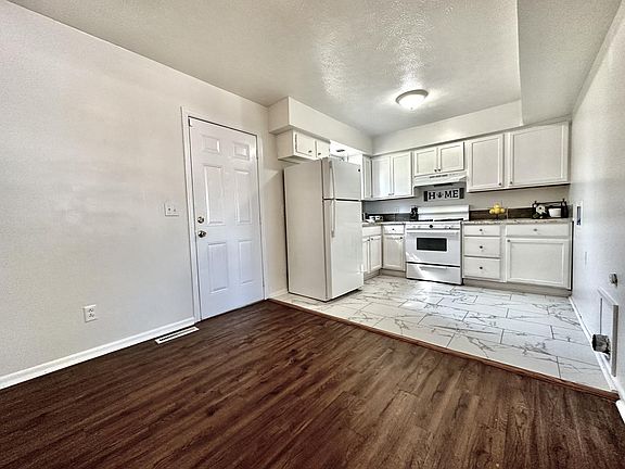 2nd image of 2608 Avery St #23