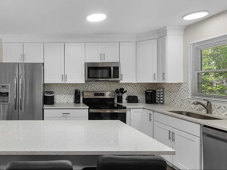 1048 Ivy Ln — Photo 13