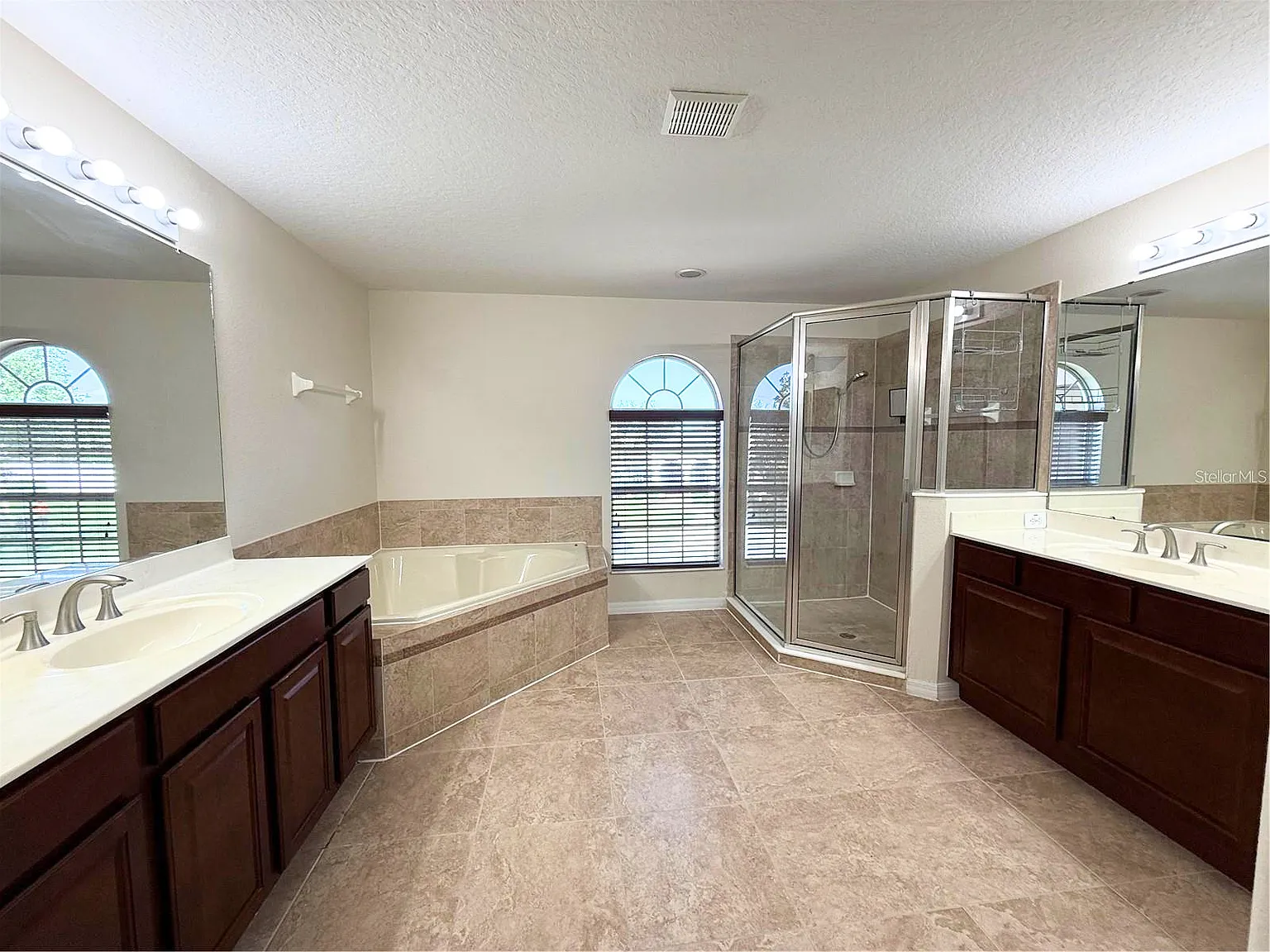 4 bed, 2.5 bath, 2968 sqft, $2,700 — Photo 4