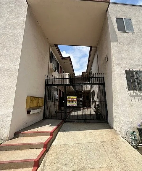 3357 Oakhurst Ave. — Photo 1