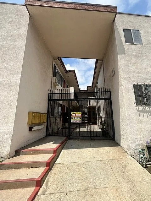 3357 Oakhurst Ave.