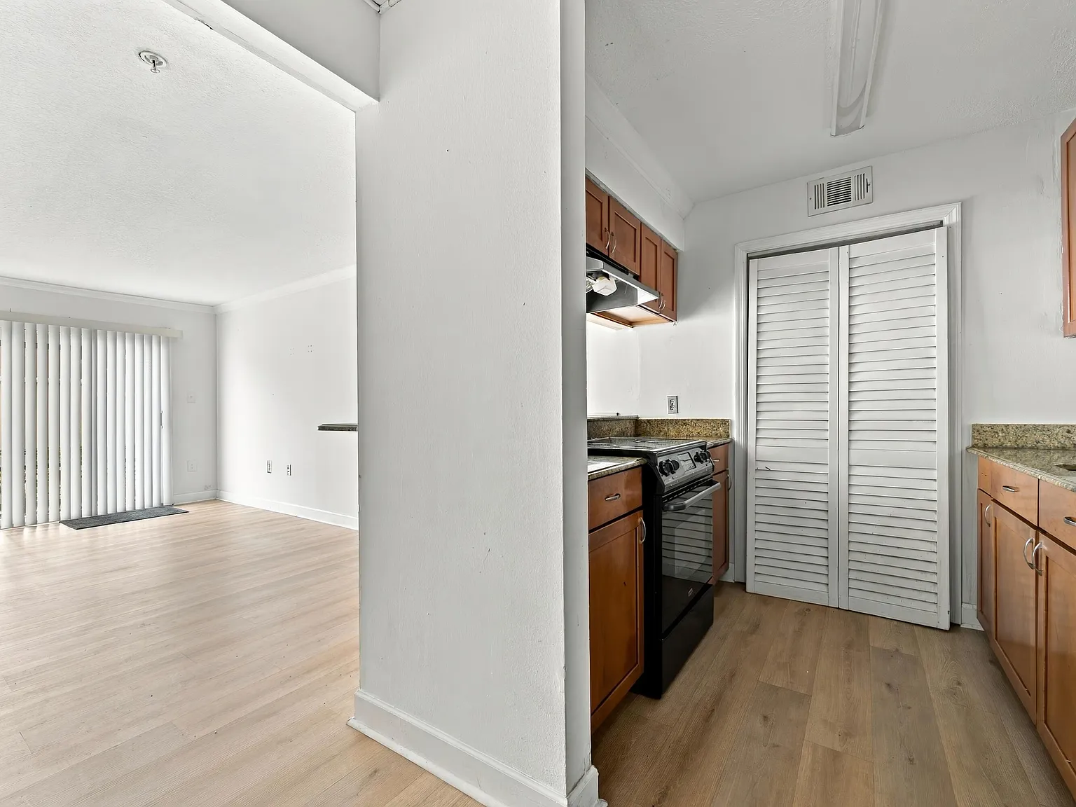 2 bed, 1.0 bath, 758 sqft, $2,125 — Photo 2