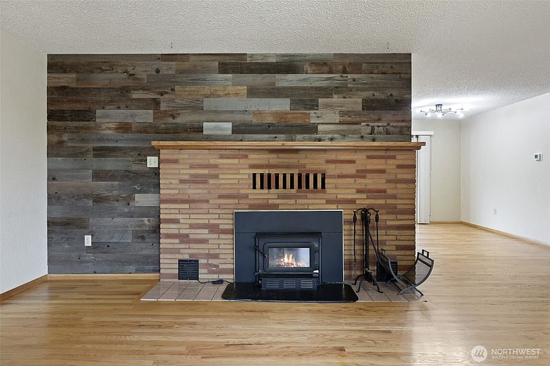 3rd image of 102 W Adams Avenue
