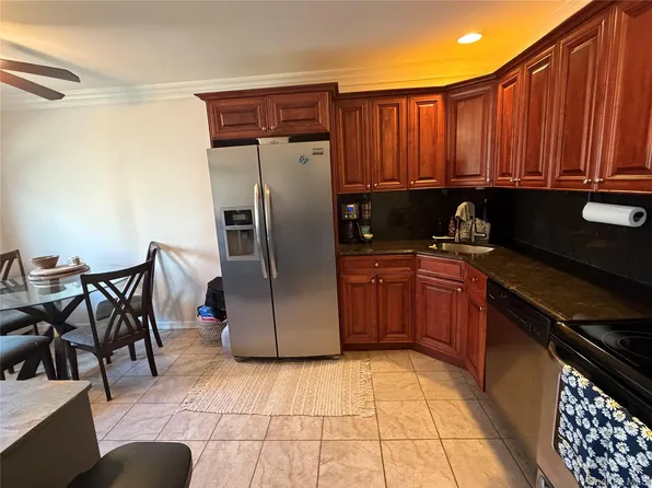 10 Smithtown Blvd Blvd Apt 7B, Smithtown, NY 11787