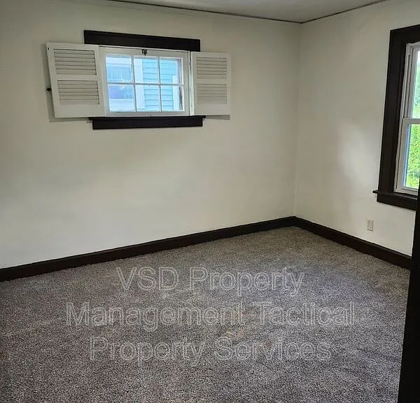860 Clarence Rd — Photo 3
