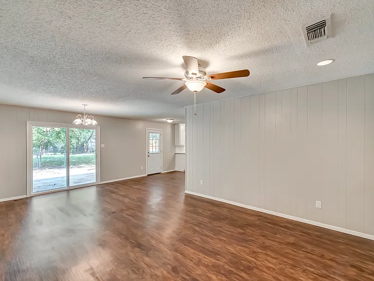 2833 Kingsbury Ave — Photo 6