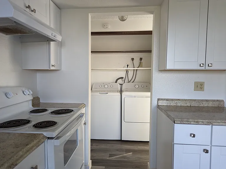 1008 Inglewood Ct SW #B — Photo 6