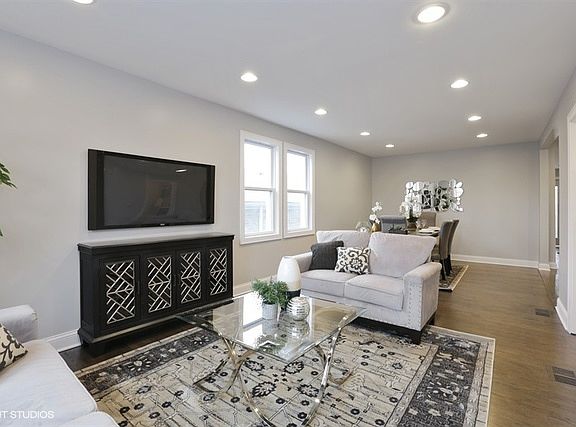 3rd image of 5005 W Foster Ave