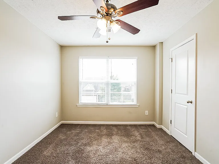 1718 Hartford Ln — Photo 15