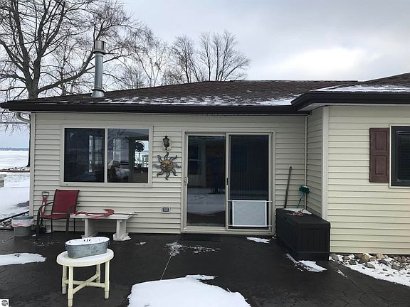 4th image of 938 Iroquois Ave