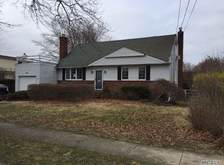 624 N Briarwood Ave, West Islip, NY 11795