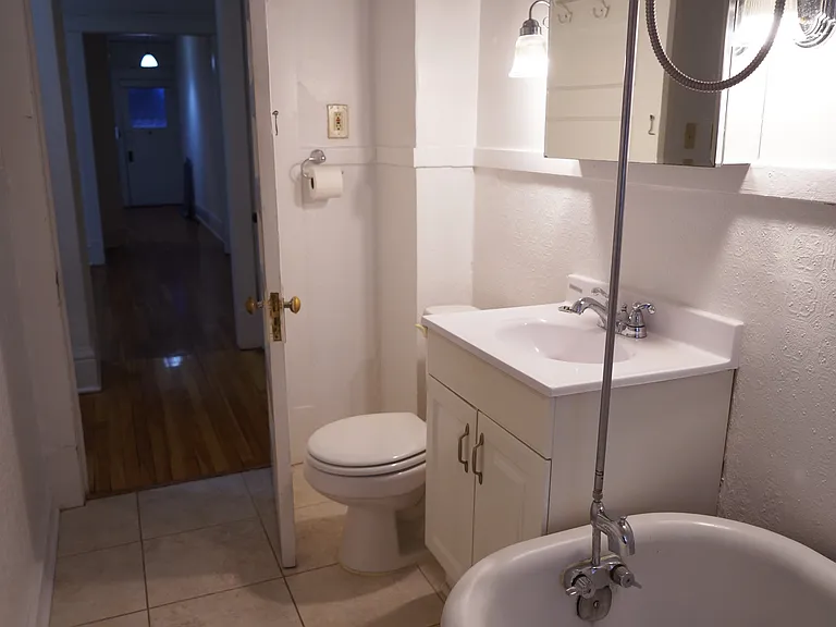 Oxford Street Apartments — Photo 30