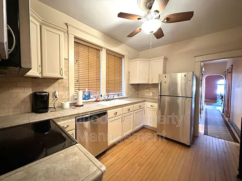 Building Photo - 324 E 5th St #B