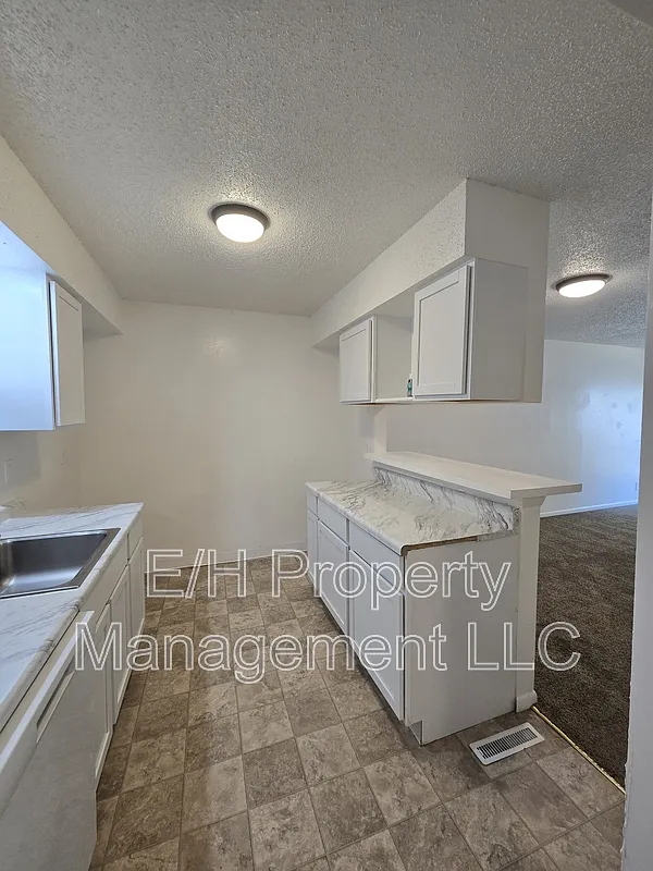 4 bed, 2.0 bath, 1873 sqft, $1,595 — Photo 4