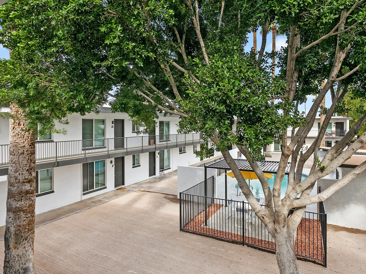 2014 W Berridge Ln — Photo 4