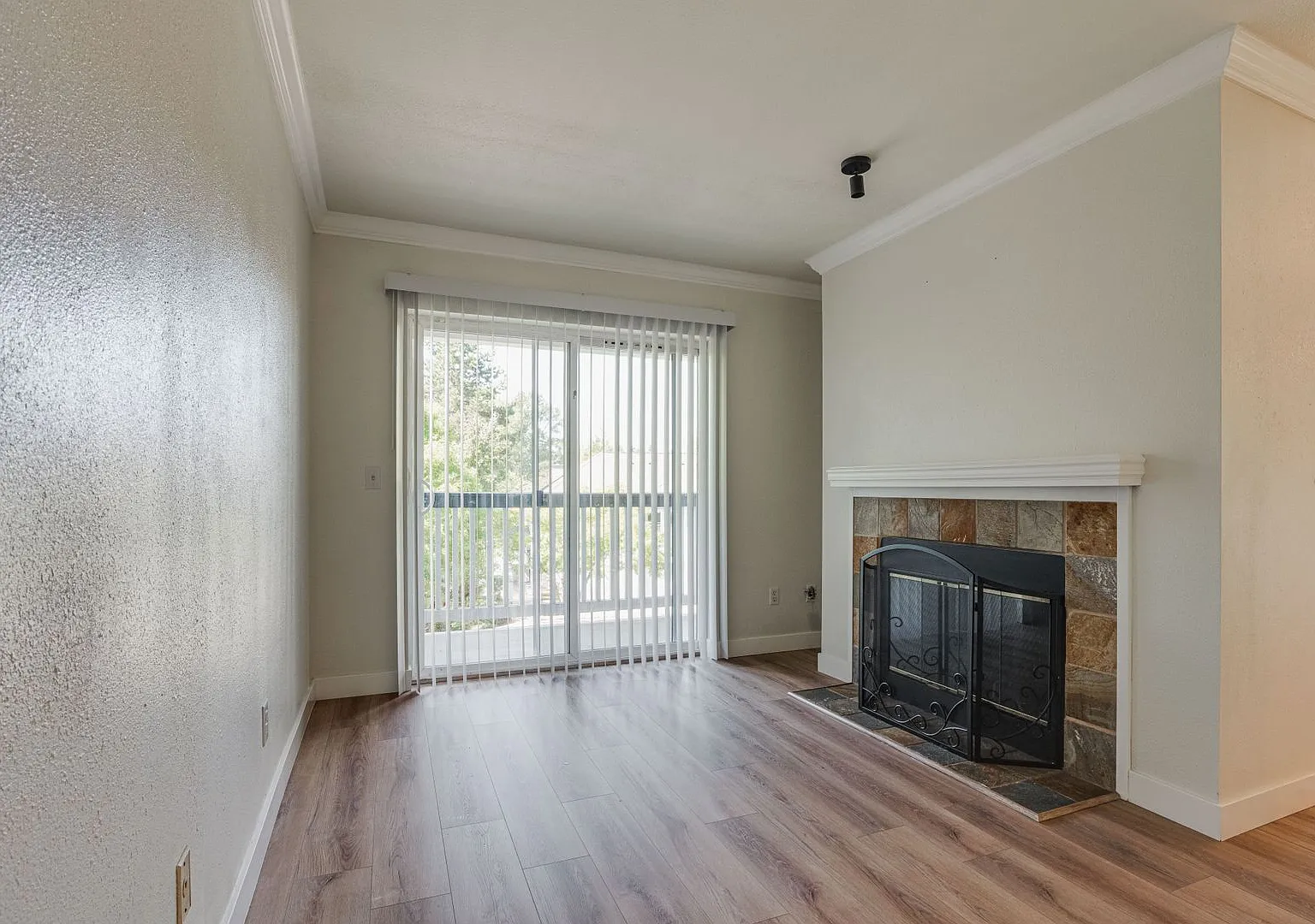 Newly Updated Federal Way Condo! 2 bedroom - 2 Bathroom — Photo 2