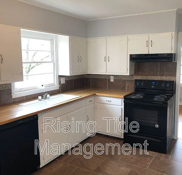 928 Five Mile Rd — Photo 13