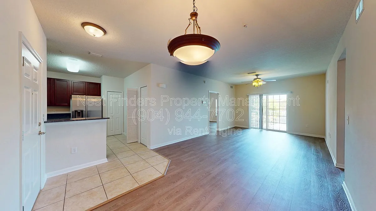 Building Photo - 8201 Green Parrot Rd #202