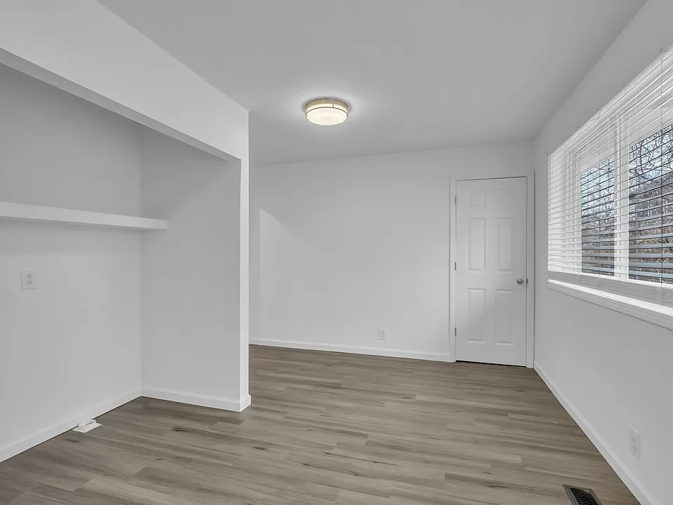 Large Eat in kitchen with laundry hookups