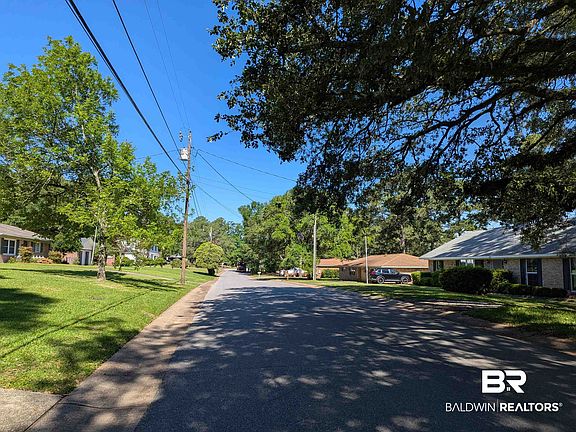 5th image of 136 Fairway Dr