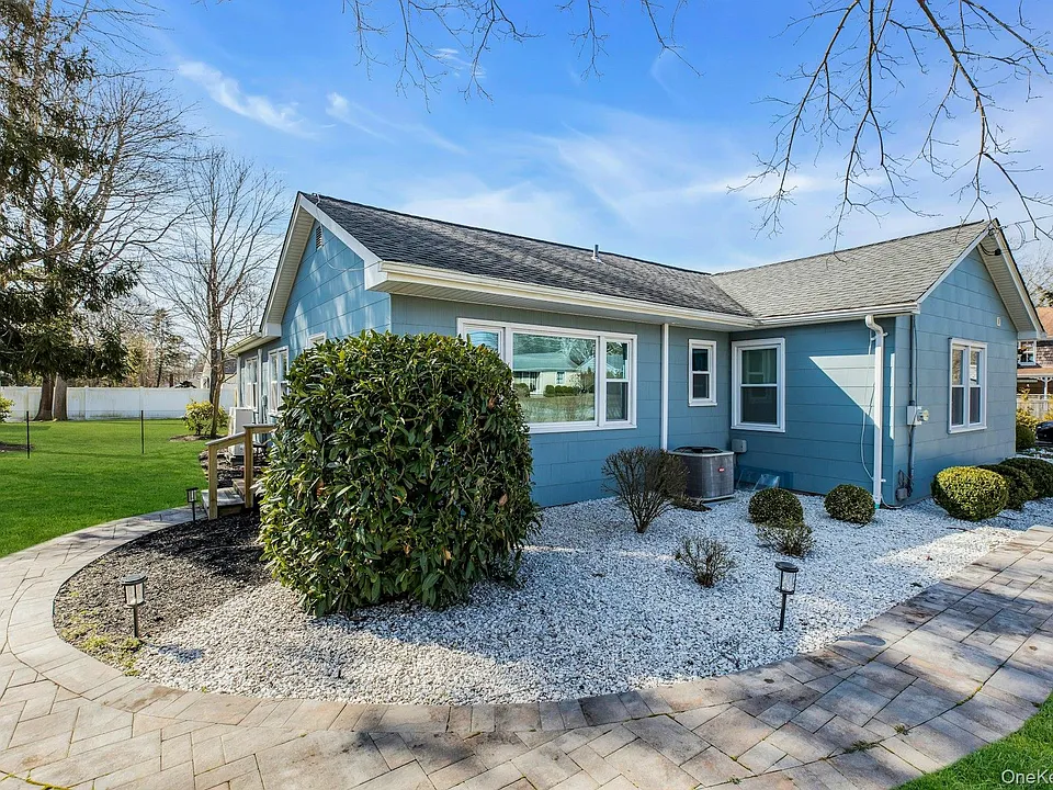 13 Argonne Rd W