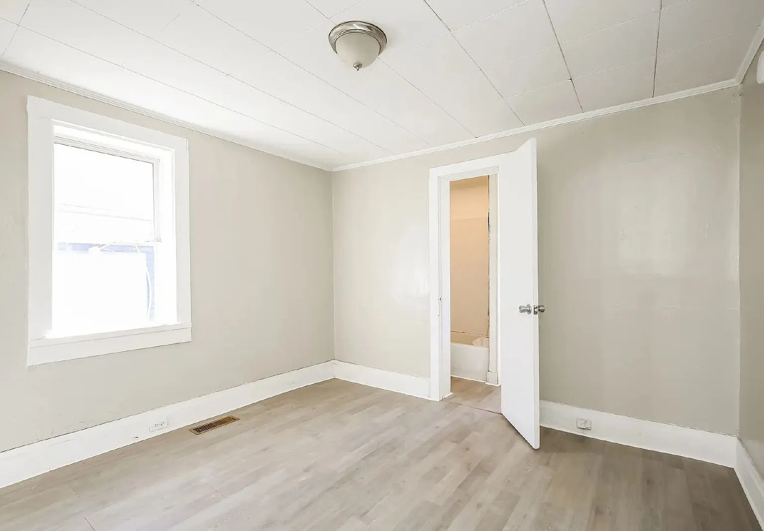 2 bed, 1.0 bath, $1,195 — Photo 3