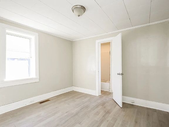 3rd image of 438 W 24th St