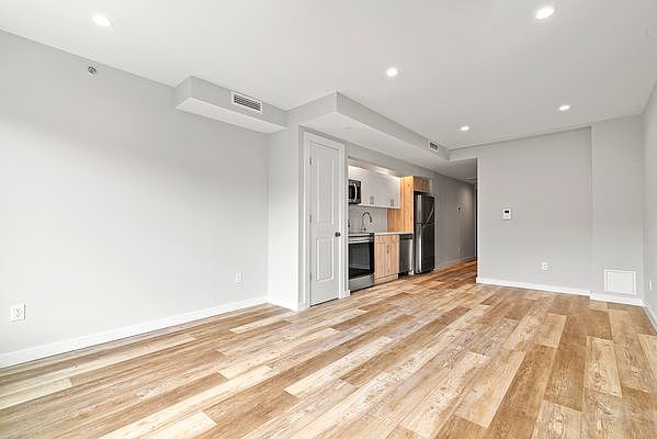 2nd image of 30-82 Crescent St #5D