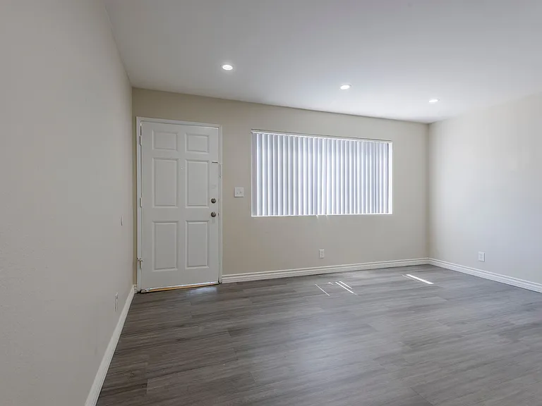 11701 Oxnard St — Photo 4