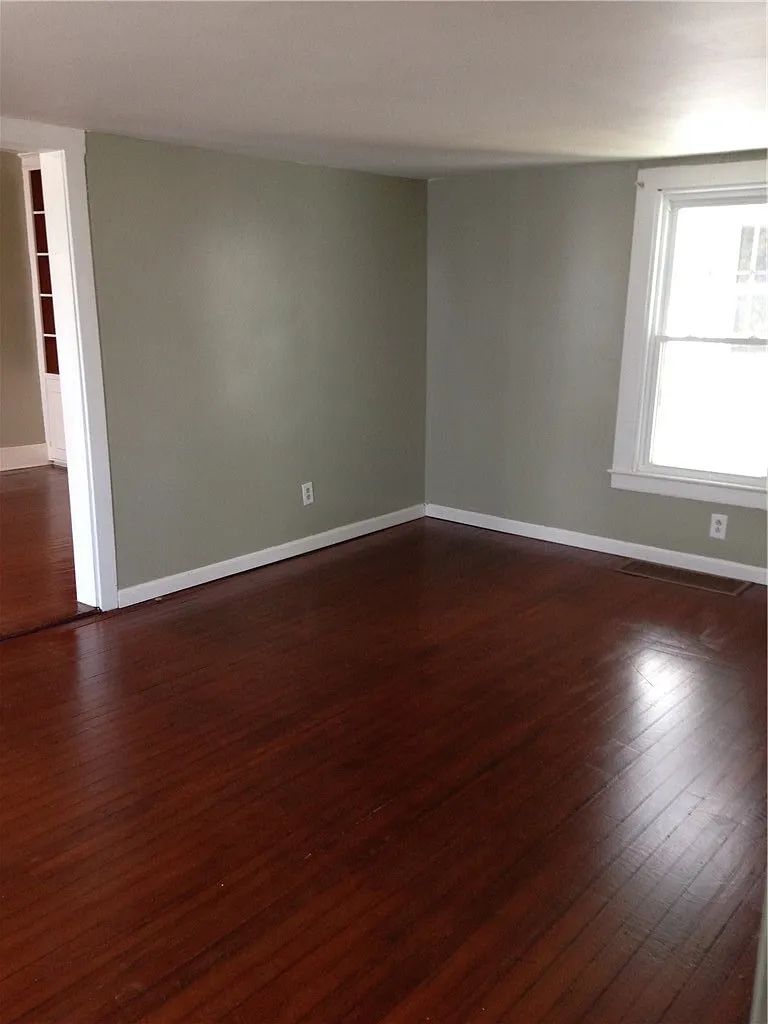 3 bed, 1.0 bath, 1729 sqft, $1,995 — Photo 3