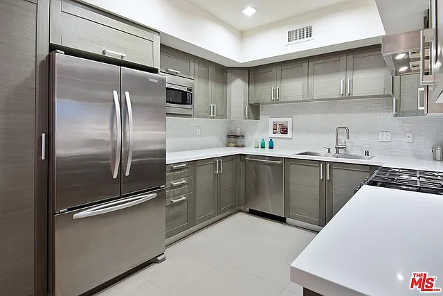 7133 Hawthorn Ave #204 — Photo 3