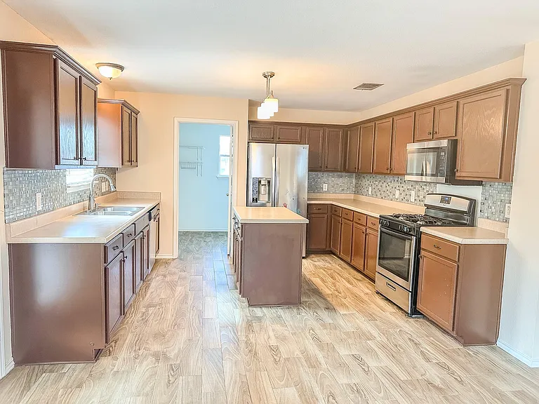 1101 Whitley Dr — Photo 3