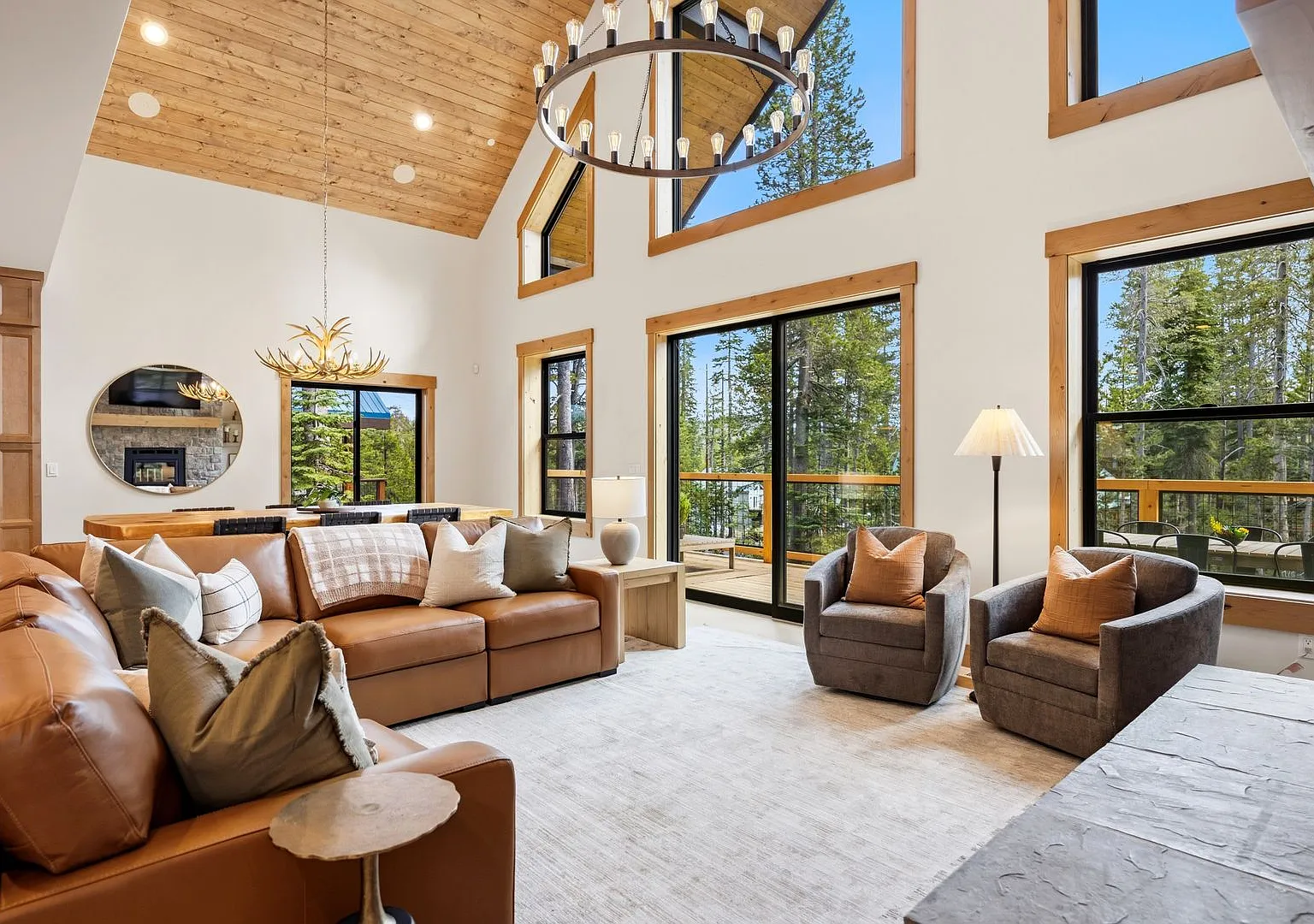 New Luxury Mountain Basecamp in Serene Lakes — Photo 4