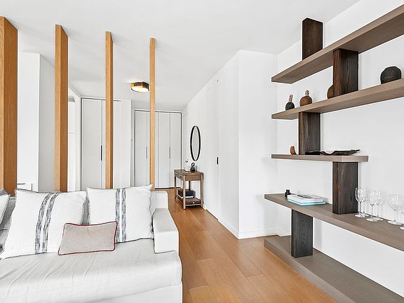 5th image of 240 E 47th St APT 32F