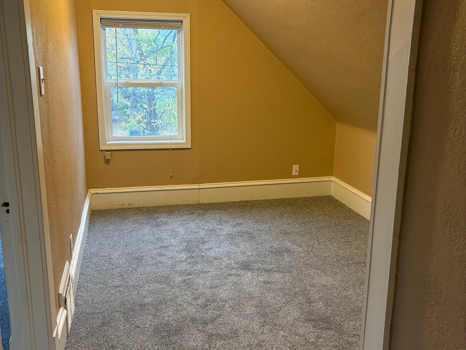 4 bed, 1570 sqft, $2,100 — Photo 2
