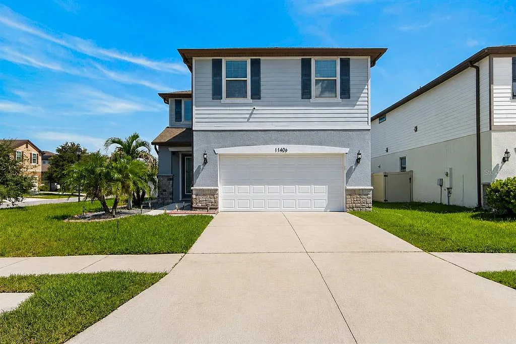 4 bed, 2.5 bath, 2518 sqft, $3,200 — Photo 1