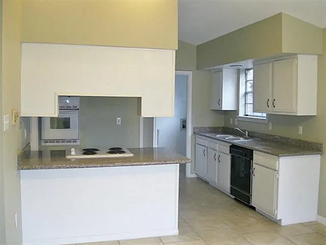 3 bed, 2.0 bath, 1939 sqft, $2,000 — Photo 3
