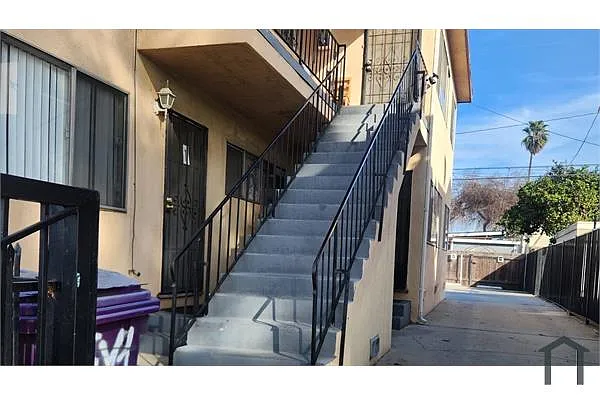 Building Photo - 3502 Santa Fe Ave #2