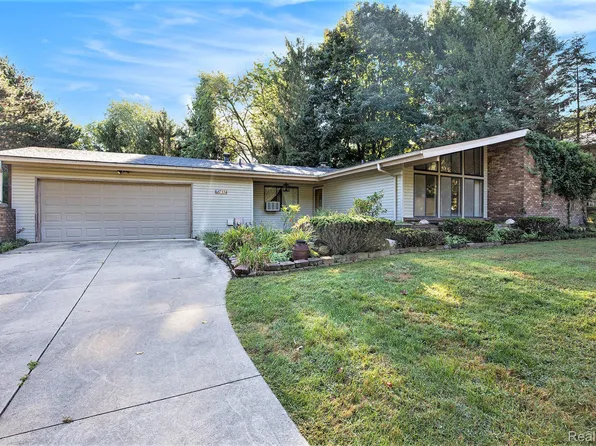 7334 Parkwood Dr, Fenton, MI 48430