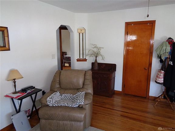 4th image of 975 W Market St