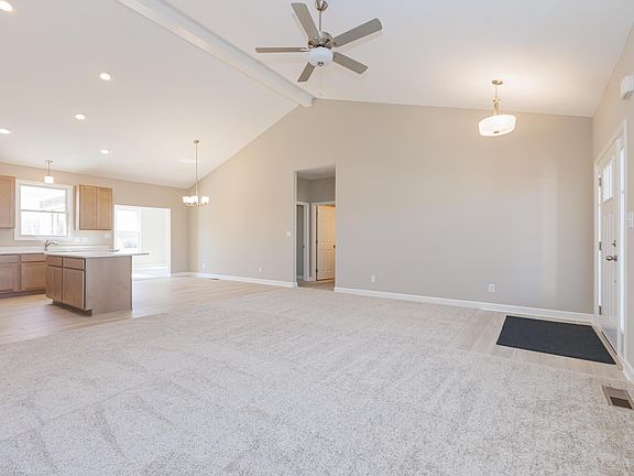 5th image of 28 Fountain Dr