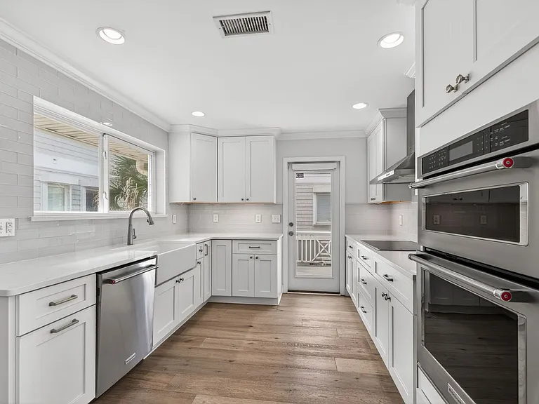 1766 Beach Ave — Photo 19
