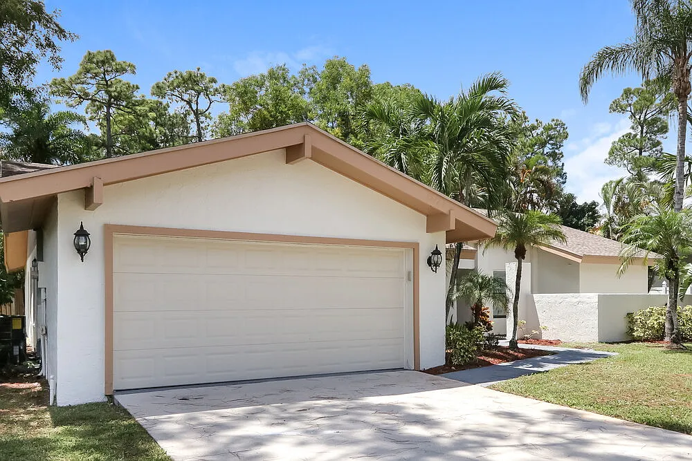 4 bed, 3.0 bath, 2347 sqft, $3,580 — Photo 4