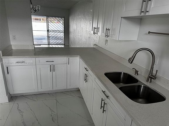 5th image of 811 W 79th Pl #811